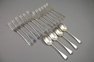 A set of Old English cutlery comprising 6 silver table forks, 6 dessert forks and 4 dessert spoons, London 1923, approx. 976 grams