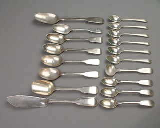 A quantity of silver spoons, approx. 330 grams