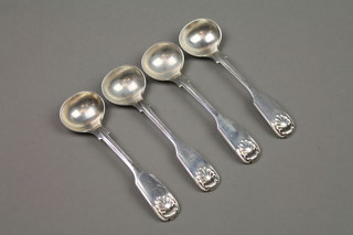 A set of 4 Georgian silver Old English salt spoons, approx 104 grams