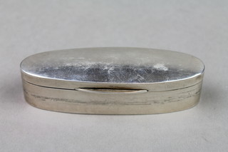 An oval silver trinket box of plain form Birmingham 1919 4 1/2", approx. 86 grams 