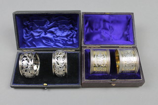 2 pairs of cased silver napkin rings, London 1872 and Birmingham 1907, approx. 96 grams