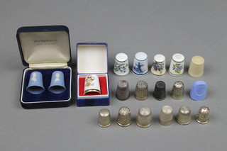 6 silver thimbles, a quantity of others