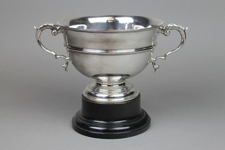 A silver 2 handled presentation trophy with S shaped handles, London 1906, approx. 502 grams 10 1/2", on a wooden socle