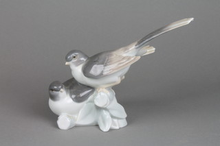 A Lladro group of 2 birds on a rustic base 9" 