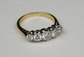 An 18ct yellow gold 5 stone graduated diamond ring, approx. 1.25ct, size P 1/2
 