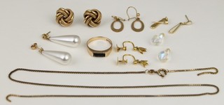 A quantity of minor gold and other jewellery, approx 10 grams