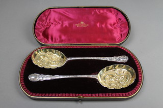 A cased pair of Victorian silver berry spoons with typical fruit decoration, London 1896, approx. 166 grams