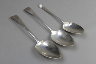 3 Georgian silver table spoons, approx 172 grams 