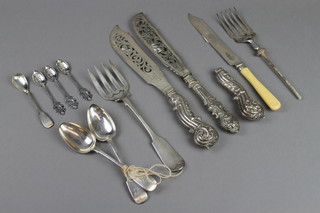 2 pairs of Edwardian silver plated chased fish eaters and minor plated items