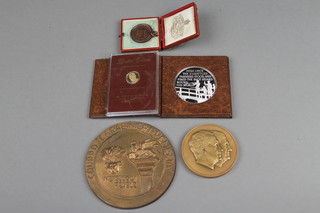An Eisenhower gold presentation coin, approx. 4 grams and minor commemorative coins 