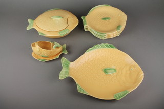 A Shorter & Sons fish service with tureen, sauce boat and stand, 6 plates and a serving plate