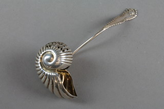 An Edwardian silver sifter spoon in the shape of a conch shell, Birmingham 1907, approx 30 grams