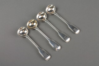 A set of 4 Victorian fiddle pattern mustard spoons, London 1851, 90 grams