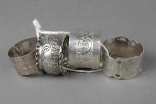 4 early 20th Century silver napkin rings, approx. 95 grams