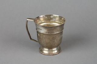 An Art Deco silver presentation cup, Birmingham 1937, approx. 122 grams