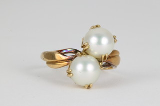 An 18ct cultured pearl cross-over ring, size H