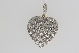 A yellow gold diamond set heart shaped pendant, approx. 3.6ct 