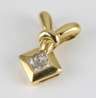 An 18ct yellow gold diamond pendant
