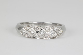A 14ct fancy diamond ring set with princess and brilliant cut stones, size M 1/2
