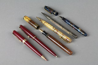 An amber marbled Parker fountain pen, 1 other and minor pens