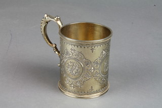 A Victorian silver gilt bright cut mug with S scroll handle, London 1870, 146 grams