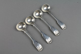A set of 4 Victorian silver mustard spoons with shell handles, London 1835, 104 grams