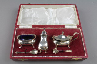 A silver 4 piece condiment set with blue glass liners and 2 spoons, Sheffield 1973, 128 grams 
