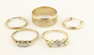 A 9ct gold wedding band, a peridot and diamond gem set ring and a 3 stone diamond ring, size T, M and O