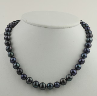 A black cultured pearl necklace 17" 