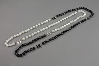 A string of 2 colour imitation pearls