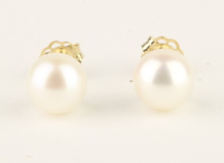 A pair of 14ct gold cultured pearl ear studs 
