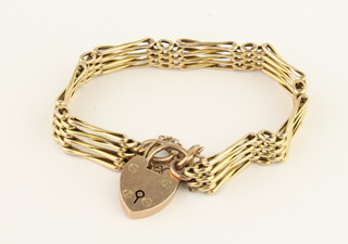 An Edwardian 15ct gold gate link bracelet with heart shaped padlock, approx. 16 grams