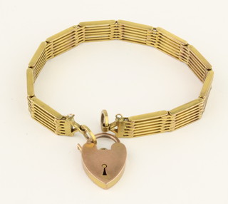 A 9ct gold flat link gate link bracelet with heart shaped padlock, 20 grams