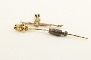 A 9ct gold 2 colour bar brooch in the form of an owl sitting on a branch, a ditto tie pin
