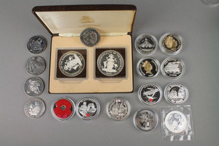 2 Commonwealth of the Bahamas 1978 silver medallions, a quantity of others, approx. 545 grams