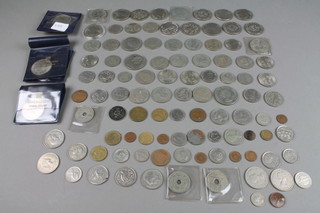 A quantity of commemorative coins 