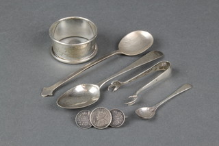 A silver napkin ring, a pair of nips, 3 spoons and a brooch, 56 grams