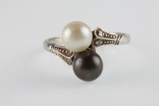 An 18ct cross-over 2 colour pearl ring, size P 1/2 