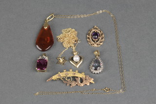 4 gold pendants, a gold bar brooch and minor gold chains
