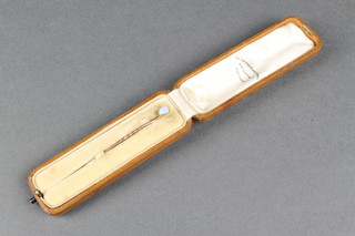 An Edwardian cased gold and opal tie pin 