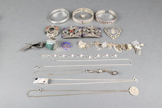 A quantity of Victorian and later silver jewellery