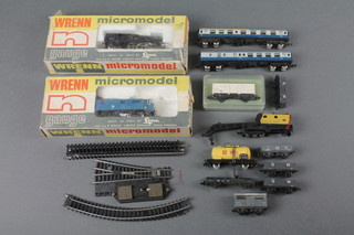 A Wren N gauge model locomotive R252 together with 452 Shell tank wagon, 2 carriages, 9 items of rolling stock
