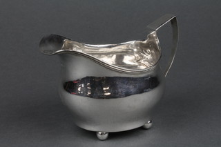 A George III silver cream jug on ball feet, approx. 110 grams 