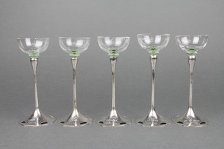 A set of 5 Art Nouveau 800 liqueur glasses with glass bowls and pierced engraved stems stems
