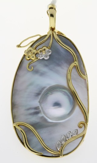 A 14ct pendant with a mother of pearl mount