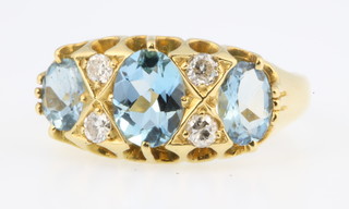 An 18ct aquamarine and diamond ring, size K 1/2