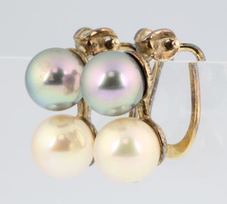 A pair of paste 2 colour imitation pearl ear clips