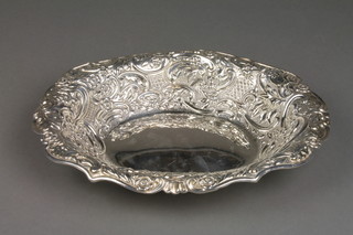 An Edwardian repousse silver dish decorated with flowers and scrolls, London 1901, approx 316 grams
