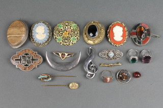 A Scottish hardstone brooch and minor silver and other costume jewellery 