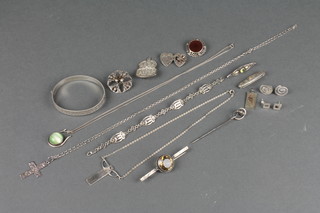A quantity of minor silver jewellery